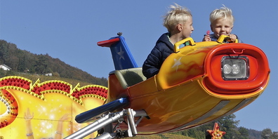 Die Fahrgeschäfte versprechen den Kindern, Jungen und Junggebliebenen Rambazamba mit Nervenkitzel