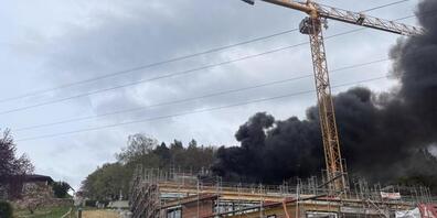 Der Brand auf dem Dach eines im Bau befindlichen Mehrfamilienhauses sorgte für schwarzen Qualm.