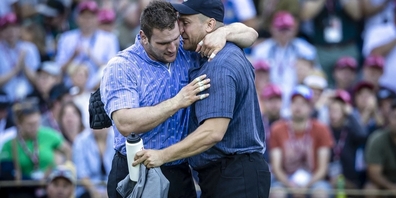 Für einmal muss Armon Orlik (l.) seinem Bruder Curdin zum Sieg gratulieren.