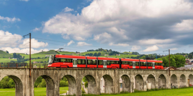 Appenzeller Bahngäste geniessen die Gratis An- und Rückreise durch die typische Hügellandschaft.