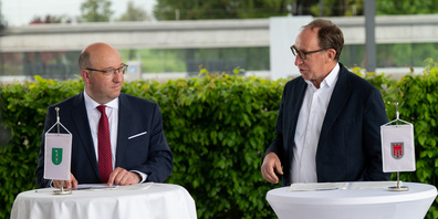 St. Gallen und Vorarlberg verstärken die Zusammenarbeit beim grenzüberschreitenden öffentlichen Verkehr - Im Bild Regierungsrat Tinner (l.) und Landesrat Rauch (r.)