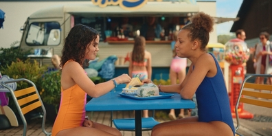 Die Freundinnen Pola und Polly sind quasi in der örtlichen Badi daheim. Doch dann wird das «Plitsch Platsch» geschlossen und Polly zieht mit ihren Eltern weg...