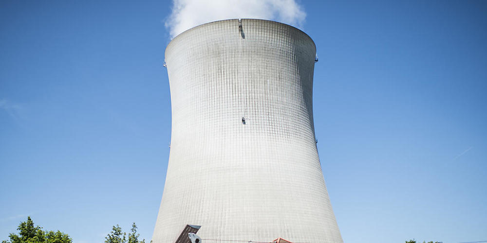 Fünf Monate kommt kein Dampf aus dem Kühlturm: Das AKW Leibstadt AG geht für Revisions- und Erneuerungsarbeiten vom Netz. (Archivbild)