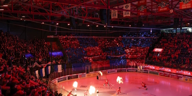 Choreographie in der St.Galler Kantonalbank Arena in Rapperswil: Immer mehr Zuschauer/innen wollen die SCRJ Lakers spielen sehen. (Archivbild)