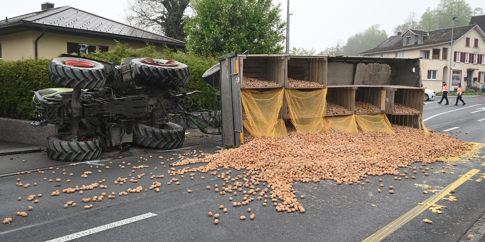 Bei einem noch nicht genau geklärten Unfall landeten viele Kartoffeln auf der Fahrbahn der Hauptstrasse in Sevelen.