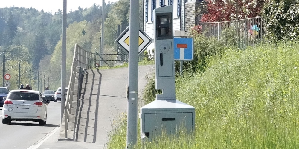 Vom Goldesel zum Lerneffekt: der Blitzer in Schmerikon bringt im Vergleich zu früher nur noch einen Bruchteil der Bussen ein.