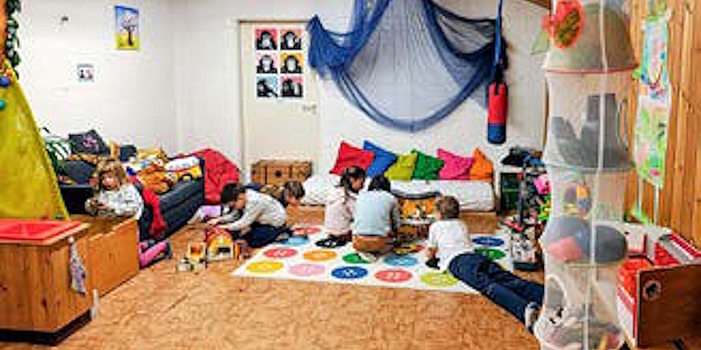 Kinder beim Spielen in einem Raum der schulergänzenden Betreuung.