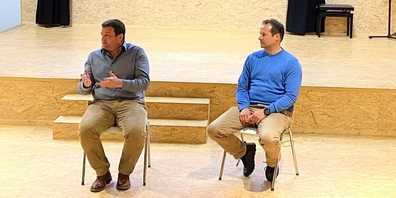 FDP-Gemeindepräsidiumskandidat Michael Helbling (l.) stellte sich den Fragen von Moderator Roman Zahner und der Anwesenden.