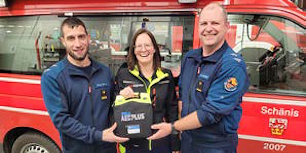 Teamarbeit: Ramona Mahr vom Samariterverein zeichnet zusammen mit Feuerwehrkommandant Carlo Büchler (r.) und Vizekommandant Bruno Arnold (l.) für den Aufbau der First Responder verantwortlich.