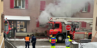 Der Feuerwehr gelang es nicht, das Feuer im Dachgeschoss zu löschen. 