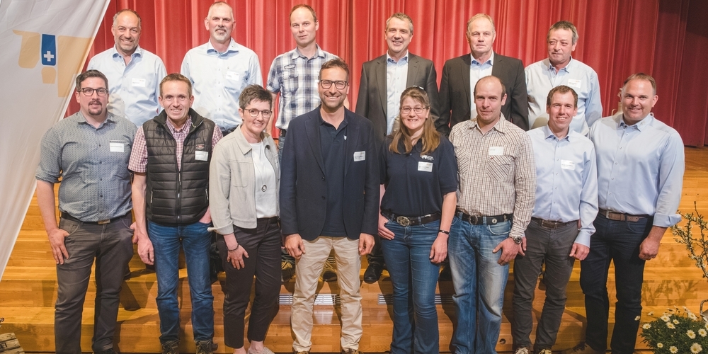 Vorstand der Vereinigten Milchbauern Mitte-Ost (VMMO) der Amtsdauer 2026-2030 neu mit Vroni Seliner aus Schänis (vorne 3.v.l.) und Gabi Mettler-Kühne aus Benken (vorne 5.v.l.).