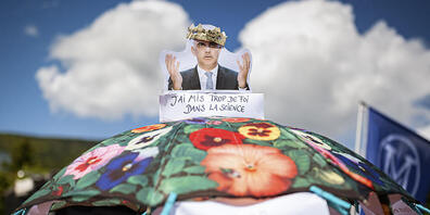 Alain Berset auf dem Sonnenschirm: Gegner der Corona-Massnahmen in Neuenburg.
