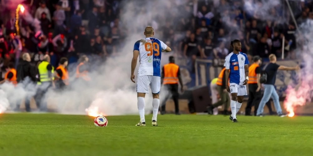 Zuerst fliegen Pyros aufs Spielfeld. Dann fliegen sie auf den eigenen Teambus.
