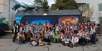 Die ganze Gruppe mit Kindern nach dem Umzug in Robbenhausen.