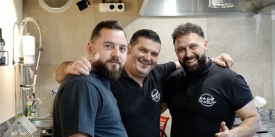Krist Vorfi (m.) hat gut lachen. Sein neuer Kris Grill bringt den XXL-Burger zurück in die Stadt.