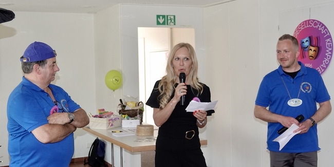 30 Jahre FGK. v.l. Oski Gönitzer, Barbara Dillier und Sascha Trachsel. Die Stadtpräsidentin scheute keinen Aufwand um den Fasnächtlern zum Jubiläum zu gratulieren.