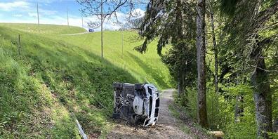 Das Auto blieb nach dem Selbstunfall auf der Seite auf einem Waldweg liegen.