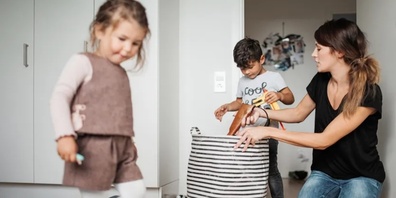 Lose Kabel, herumliegende Gegenstände und ungesicherte Teppiche gehören zu den häufigsten Ursachen für Stürze im Haushalt.
