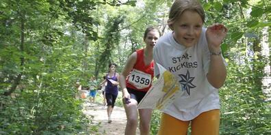 Hier halten sich die Zecken besonders gerne auf: Kinder an einem Orientierungslauf für Schüler und Schülerinnen im Wald. (Archivbild)