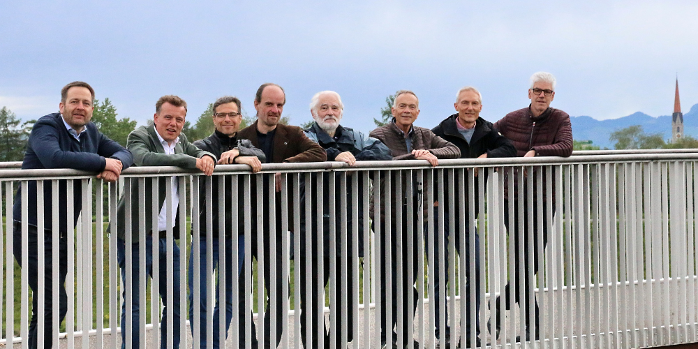 Stabübergabe auf der Velo- und Fussgängerbrücke zwischen Buchs (SG) und Schaan (FL) von links: Roland Aregger, Musikschule Oberes Rheintal, Roland Stillhard, Musikschule Mittelrheintal, Dennis Mungo, Musikschule Werdenberg, Emil Scheibenreif, Musikschule Sarganserland, Elio Pellin, ehemaliger Vizepräsident EnSol, Christian Wenk, ehemaliger Präsident Ensol, Rainer Thiede, Musikschule am alten Rhein und Klaus Beck, Musikschule Liechtenstein. 