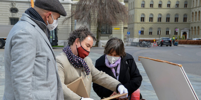 Gestern wurde das Kunst-Buch «Worte in Zeiten von Coro-nah + so fern» von Beat Toniolo (Mitte) und Urs Wohlgemuth (l.) vor dem Bundeshaus unter anderem an Martina Munz (SP, Nationalrätin) übergegeben. 