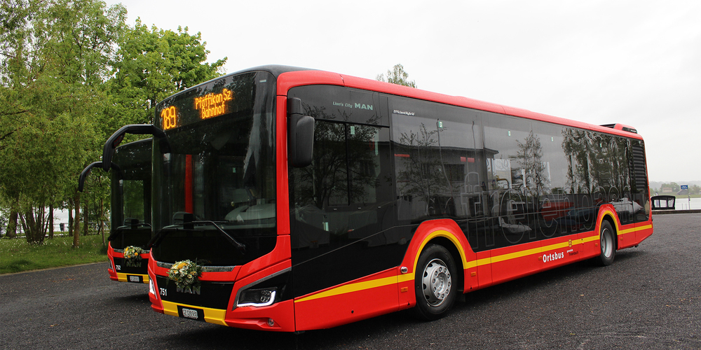 Strahlende Gesichter vor den neuen Ortsbussen anlässlich der symbolischen Schlüsselübergabe. Bild Fabienne Gnos 