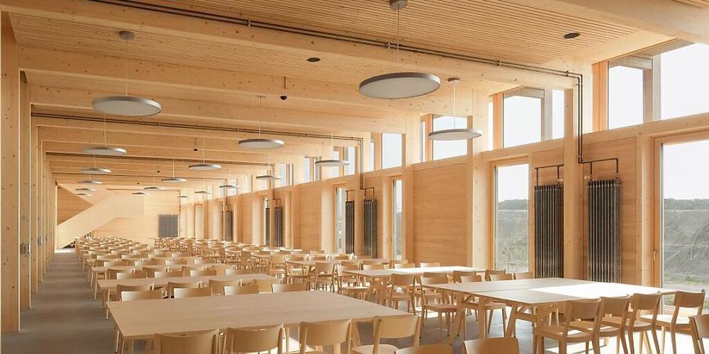 Die neue Mensa des Landwirtschaftlichen Zentrums in Salez. Das Gebäude gewann bereits zwei Architekturpreise.