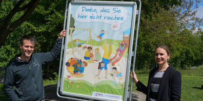 Beispiel Uster: Das Wanderplakat «rauchfreie Spielplätze» wechselt alle zwei Wochen den Standort.