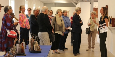 Céline Gaillard (1.v.r.), Co-Direktorin des Kunst(Zeug)Hauses, führt durch Margaretha Dubachs Ausstellung «Zauberwelten erwachen».