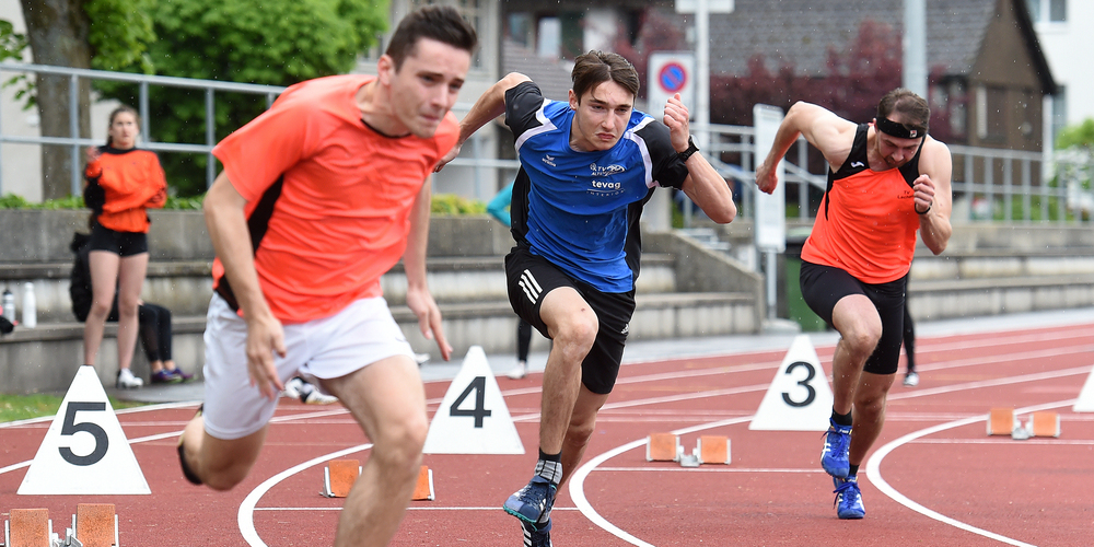 Der Altendörfler Jan Drabik (Mitte) sprintet los.