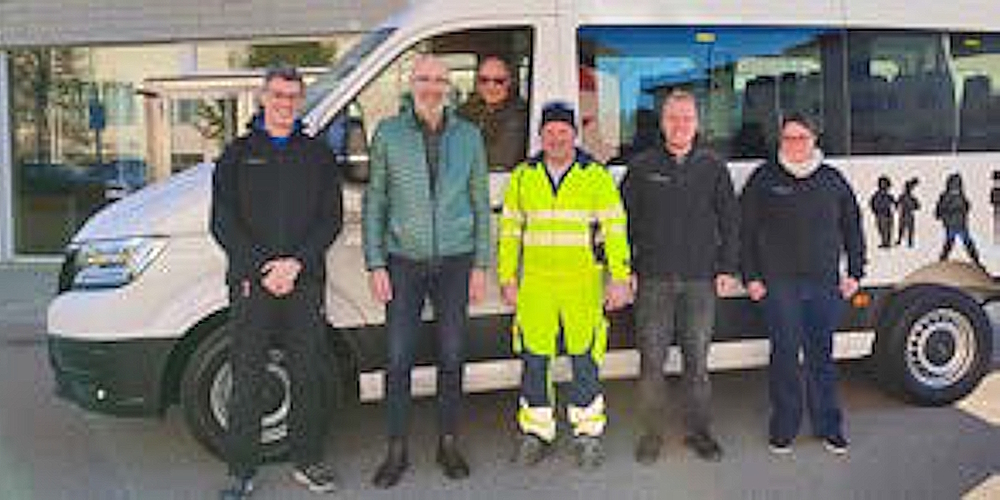 Verantwortliche der Gemeinde und Schule Kaltbrunn freuen sich über das neuen modernen Schulbus mit Allradantrieb.