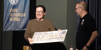 Michael Schiendorfer verzichtete auf sein Honorar. Stattdessen nimmt er einen Check für Alena Marx, Weltmeisterin im Kanu Einzelzeitfahren 2025, entgegen.