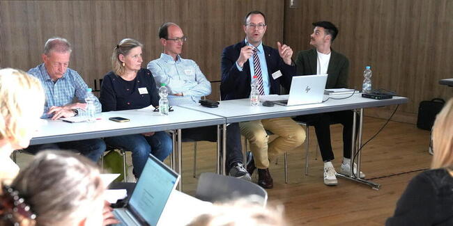 Präsident Matthias Wettstein führt durch die HV des Vereins Pfarrblatt im Bistum St.Gallen.
