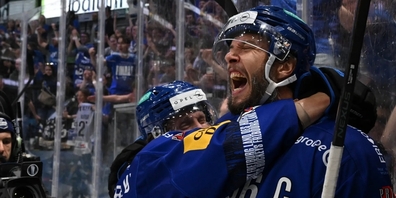 Emotionen pur: Julien Sprunger darf nach seinem letzten Heimspiel für Gottéron weiter vom Titel träumen.