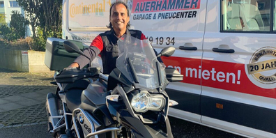 Andy Auerhammer fährt in seiner Freizeit gerne mit seinem Motorrad durch die Schweiz. Teils auf den Strassen Indiens aufgewachsen, fühlt er sich heute in Schaffhausen zu Hause.