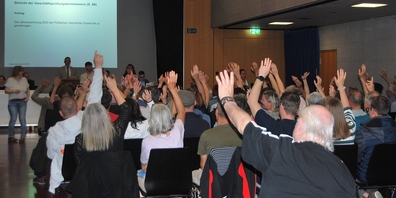 Uznachs anwesende Stimmbürger/innen genehmigten die Gemeinde-Jahresrechnung 2025, die besser abschloss als ursprünglich budgetiert.