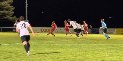 Die Uzner (rot) zeigten spielerisch eine gute Leistung, konnten ihre Dominanz jedoch nur unzureichend in Tore ummünzen.