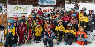 Gruppenbild junger Medaillengewinner/innen aus den Skiclubs des Linthgebiets am LinthCUP-Rennen vom 17. Januar 2026.