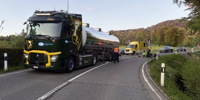 Beim Überholen übersah der 18-jährige Töfffahrer diesen entgegenkommenden Tanklastwagen und kollidierte mit dessen linker Seite.