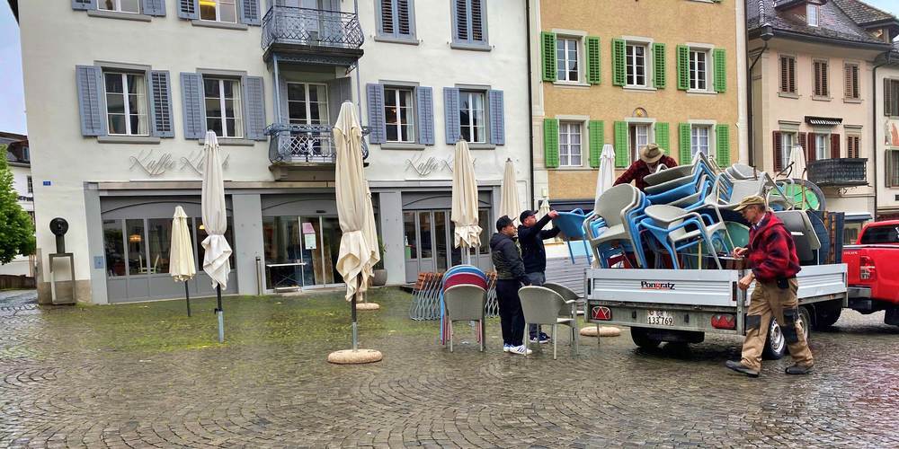 Die Gartenmöbel vom Kaffee Klatsch werden abtransportiert – die Türen bleiben fortan geschlossen.