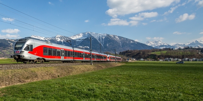 Ein verstärkter S6-Zug der Schweizerischen Südostbahn AG (SOB) bei Benken. (Archivbild)