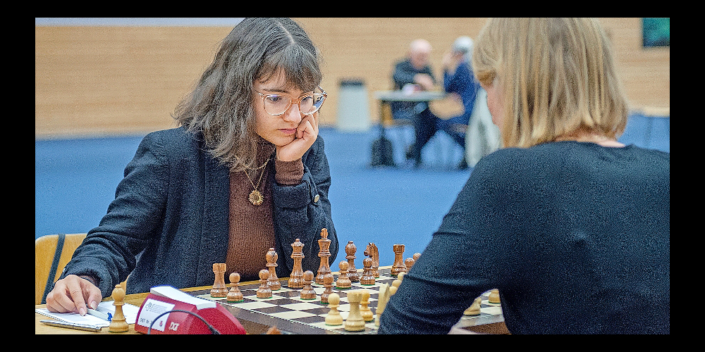 Kariertes Brett im Mittelpunkt: Nur 35 statt mehr als 300 Frauen und Männer spielen in der Flimser Waldhaus Arena um die Schweizer-Meister-Titel.