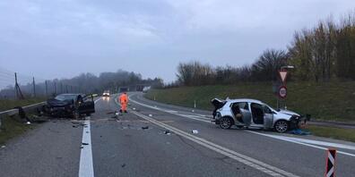 Die Unfallstelle auf der A4 bei Humlikon am 4. November 2017. Der Verursacher des Unfalls muss sich am Donnerstag vor dem Bezirksgericht Andelfingen verantworten.