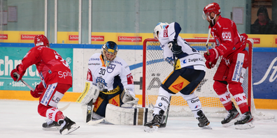 Kevin Clark und Andrew Rowe (SCRJ) gegen Thomas Thiry und Torhueter Leonardo Genoni (Zug). Foto: Thomas Oswald.