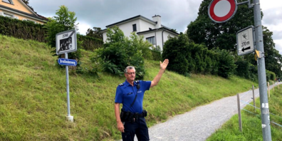 Quartierpolizist Christoph Graf auf dem Dreilindenweg.