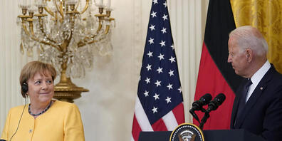 Bundeskanzlerin Angela Merkel (CDU, l) lächelt während US-Präsident Joe Biden bei einer Pressekonferenz im Weißen Haus spricht. Foto: Susan Walsh/AP/dpa