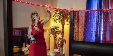 Puffmutter Mona in einem Zimmer ihres Etablissements "Club Eden" in Schlieren.