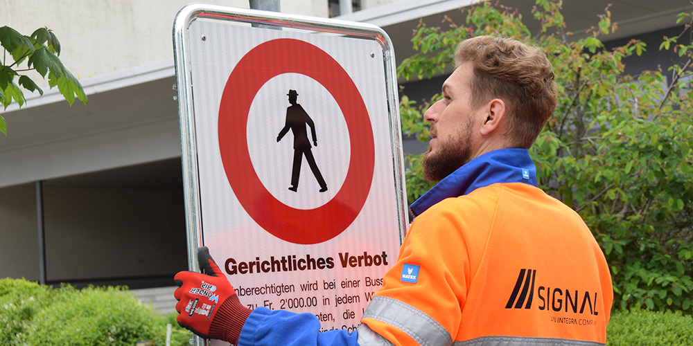 Haben die gewünschte Wirkung bisher erfüllt: Verbotstafeln, welche die Gemeinde Schübelbach beim Stockbergschulhaus und beim Schulhaus Dorf Mitte Mai aufstellen liess. 