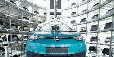 Der Autobauer VW hat im ersten Halbjahr 2021 wieder deutlich mehr verkauft. Allerdings mangelt es an Computerchips, die für die Autoindustrie wichtig sind. Das bereitet dem Konzern Schwierigkeiten. (Symbolbild)