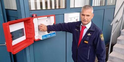 Feuerwehrinspektor Walter Hasenfratz demonstriert die öffentlich zugängliche Alarmbox beim Feuerwehrdepot in Teufen AR. 